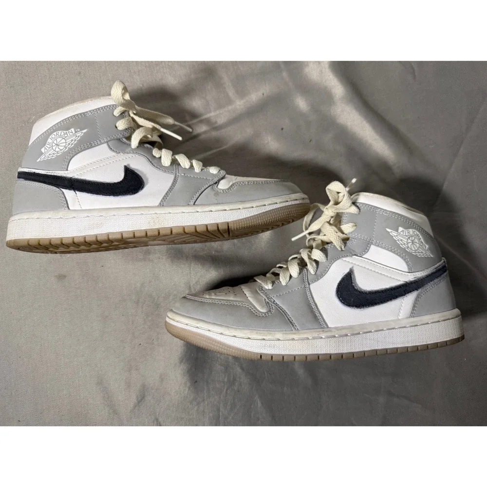 Nike Air Jordan 1 Mid Womens Size 7 Grey White Black Gum Sole Sneaker BQ6472-007